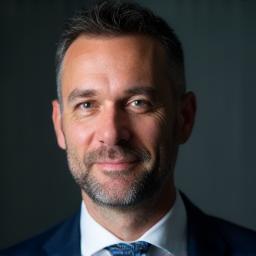 Ritratto di Andrea Bianchi, cliente aziendale soddisfatto